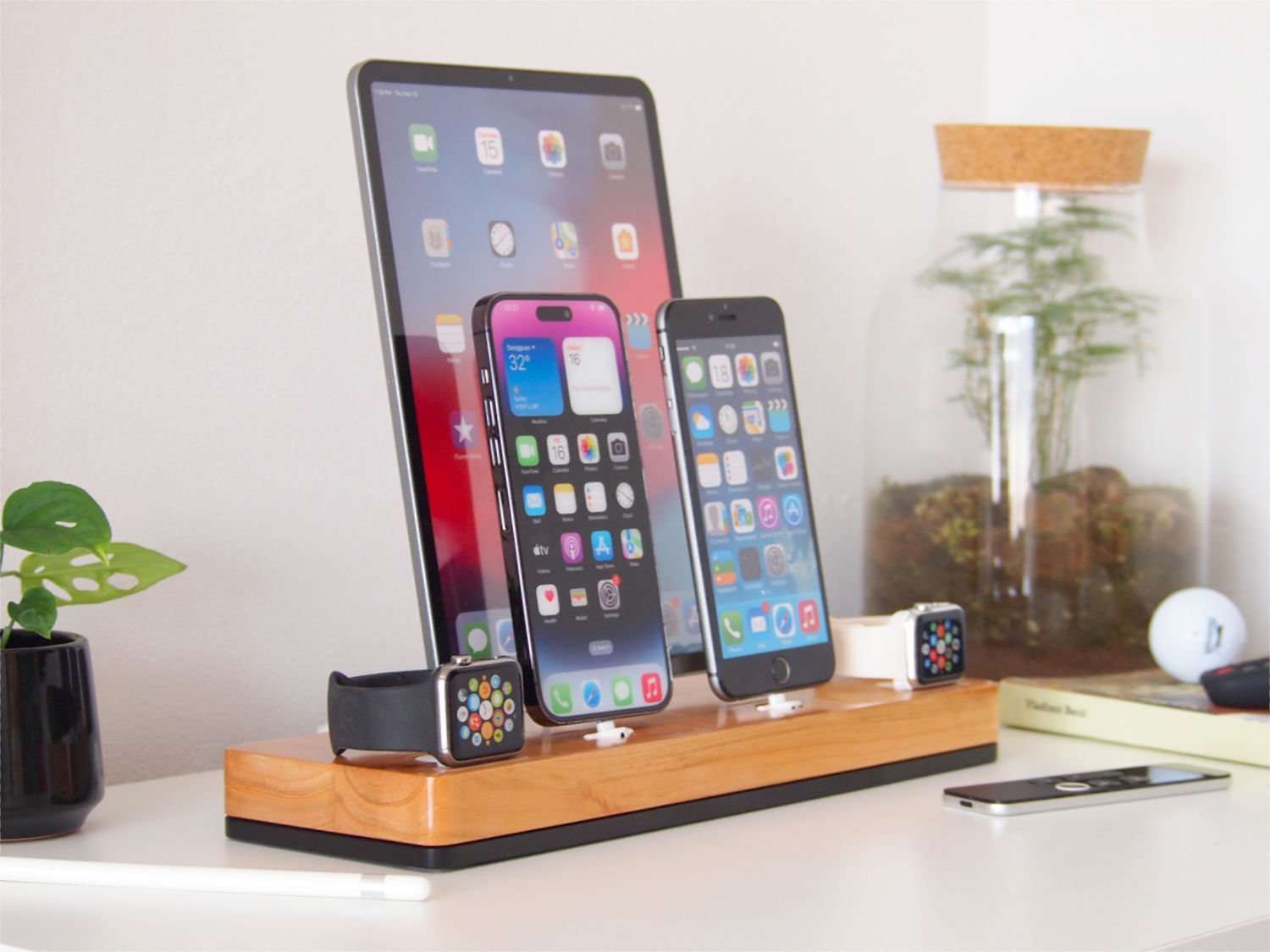 M01-13 iPad & Remarkable charging dock, iPhone & Apple Watch charging dock